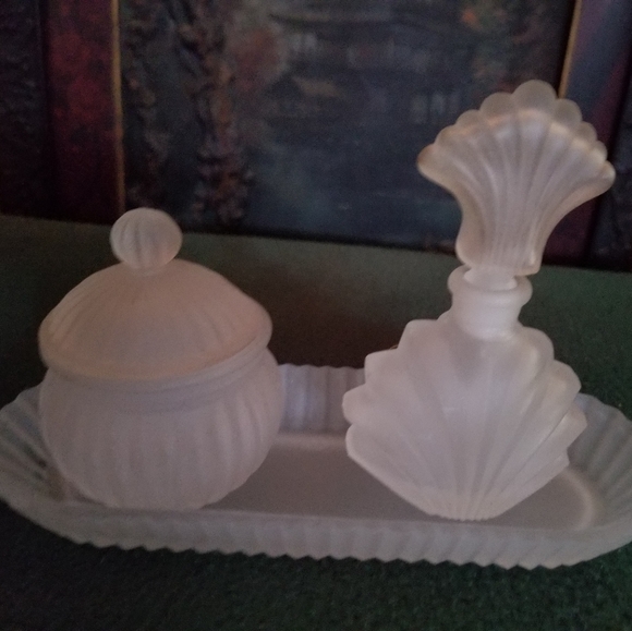 Vintage dresser set - Picture 2 of 6